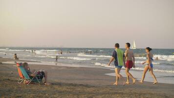 mensen het baden in de zee en ontspannende Aan strand in valencia, Spanje video