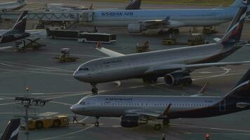 aeroplani respingere e imbarco a sheremetyevo aeroporto nel Mosca, Russia video