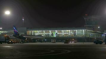 buiten terminal d van sheremetyevo luchthaven, nacht visie. Moskou video