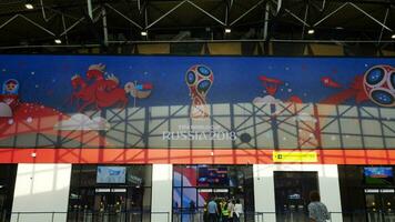 Russie 2018 fifa monde tasse bannière plus de le portes dans sheremetievo aéroport, Moscou video