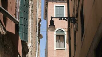 un pared montado luz de la calle en un estrecho Venecia calle video