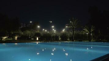 al aire libre piscina en hotel área, noche ver video