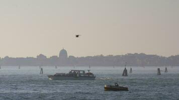 uma barco a motor cruzando a água contra a lindo tarde Veneza Visão video