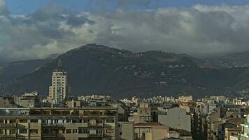 timelapse van wolken over- palermo, Italië. stad tafereel met groen heuvels video