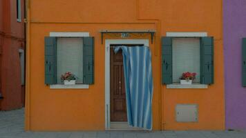 une brillant Jaune façade de une petit maison dans burano, Italie video