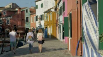 un' sfocato scenario di italiano burano con a piedi turisti video