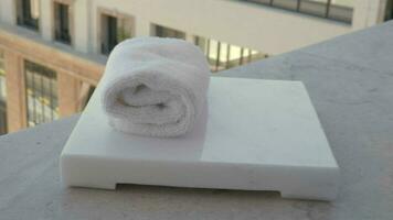 frisch Gesichts- Handtücher im Hotel oder Spa video