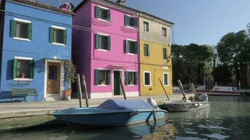 kleurrijk gevels van klein huizen van Italiaans Burano Aan een zonnig dag video
