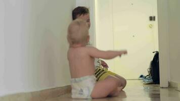 jongen spelen met baby zus Bij huis video
