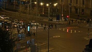 lasso di tempo di notte Madrid, Spagna occupato traffico intersezione video