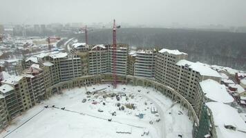 un aéreo ver de un vacío edificio construcción zona en un invierno paisaje video