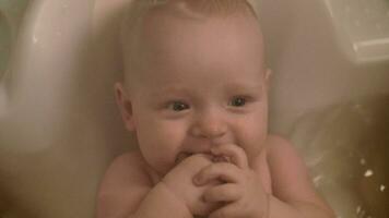 glimlachen baby meisje het baden video