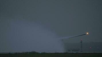 el avión tomando apagado desde el cubierto en lluvia pista video