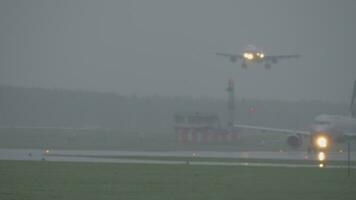 das Flugzeug Landung auf ein regnerisch Abend video