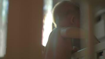 enfant explorant espace à l'extérieur le lit de bébé video