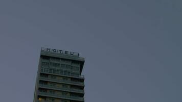 ein einsam oben von ein Hotel Gebäude video