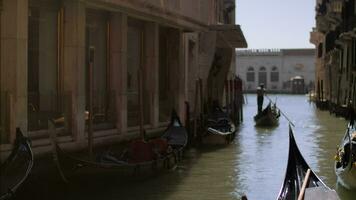 canal con góndolas en venecia, italia video
