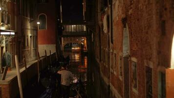 een nacht visie van Venetië kanaal met een gondel video