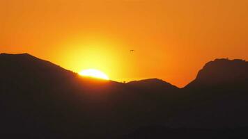 ein golden Sonnenuntergang im das Berge video