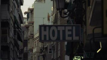 rua com apartamento casas e hotel bandeira dentro alicante, Espanha video