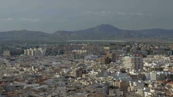 un aérien vue de ensoleillé alicante contre magnifique montagnes video