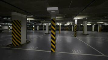 subterráneo estacionamiento con pocos carros video
