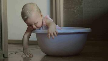 fofa bebê menina dentro uma volta azul banheira 3 video