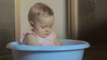 schattig baby meisje in een ronde blauw kuip 2 video