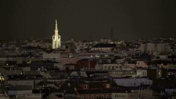 casas y Iglesia de la concepcion iluminado en noche ciudad Madrid, España video