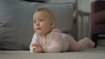 binnen- portret van baby meisje aan het liegen Aan de buik video