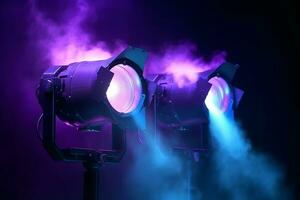 púrpura y azul reflectores en el lleno de humo oscuridad ai generado foto