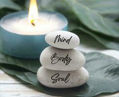 mente, cuerpo y alma palabras grabado en zen piedras zen concepto foto