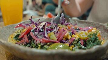 friska lunch med blandad veggie sallad i Kafé video