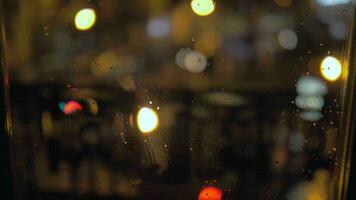 gotas de lluvia en un ventana a noche video