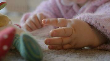 adorabile bambino ragazza giocando su il tappeto video