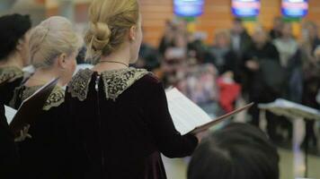 gens donnant applaudissements à le chorale performant à sheremetievo aéroport, Moscou video