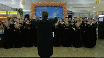 coro actuación en día de pasajero a sheremetyevo aeropuerto, Moscú video