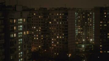Alto bloques de pisos a noche Moscú, Rusia video
