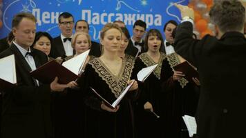 Performance von Russisch Chor mit Direktor beim Moskau Flughafen video