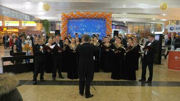 chorale performance pour les passagers à sheremetievo aéroport dans Moscou video