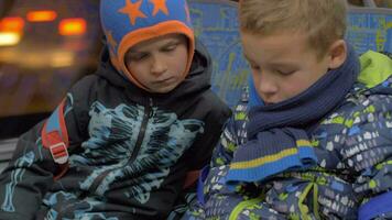 dos joven Niños montando en público transporte video