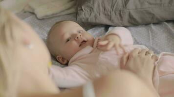 mamma op zoek Bij speels baby dochter video