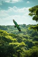 denso, verde esmeralda selva escena con un vibrante loro volador en medio de el follaje ai generativo foto