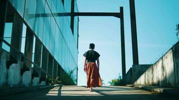 un asiatique homme est en marchant autour le verre les fenêtres de un abandonné bâtiment seul video