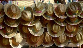 sombreros de varios colores en mercado foto