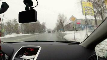 Nowosibirsk, Russland Oktober 31, 2021 - - der Verkehr von Autos und Fußgänger auf schmutzig Straßen mit schneebedeckt regnerisch Herbst Tag video