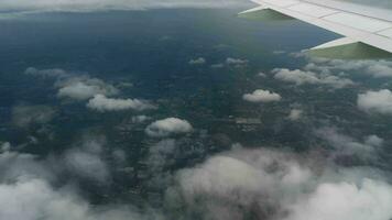 incroyable blanc duveteux des nuages en mouvement doucement sur le ciel. aérien vue paysage de ville video