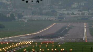 lento movimento - aereo atterraggio a il aeroporto video