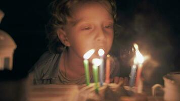 jongen blazen uit zijn verjaardag kaarsen video
