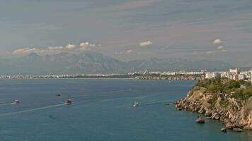 lasso di tempo di pittoresco paesaggio marino con montagne e città costa di antalya video